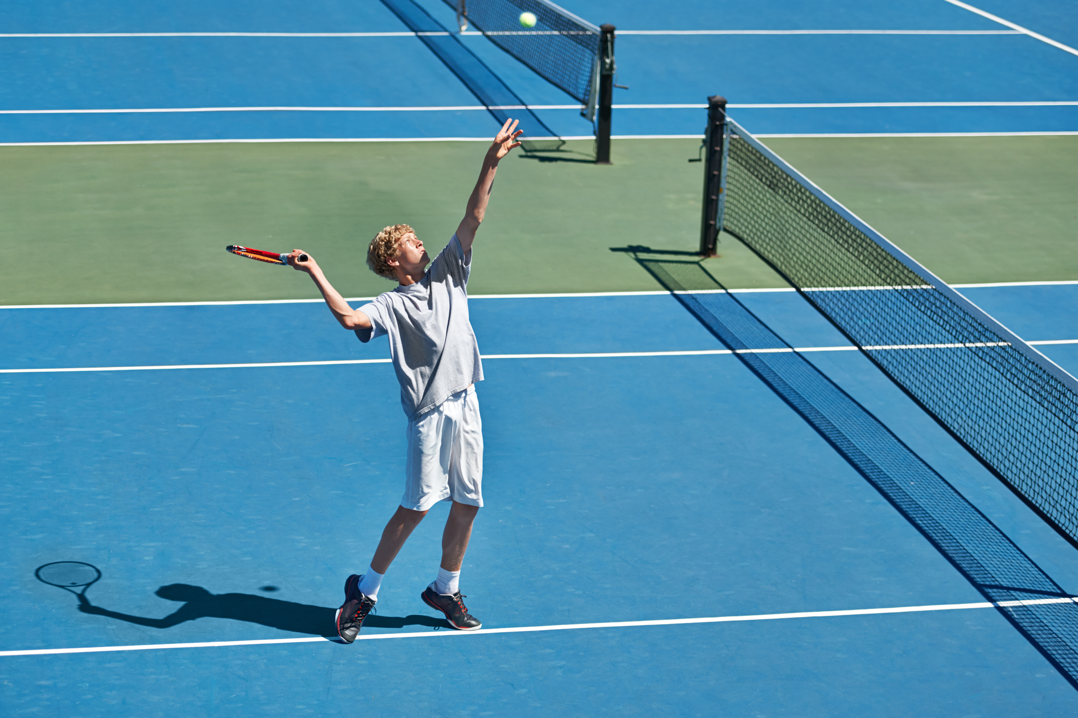 Теннис сетка игры. Игра в теннис со стенкой. Теннис в Солнечный день. Самый длинный гейм в теннисе. Виртуальный спорт теннис.