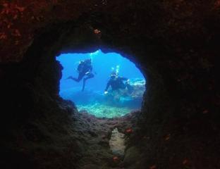 divers in lava tubes