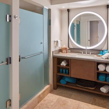 Premium Ocean View Double Queen Bathroom with Shower