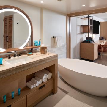 Luxury Suite with Tub